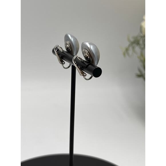 Kenneth Jay lane Faux Gray Pearl Clip on Silver tone Vintage Signed Earrings - Picture 4 of 8